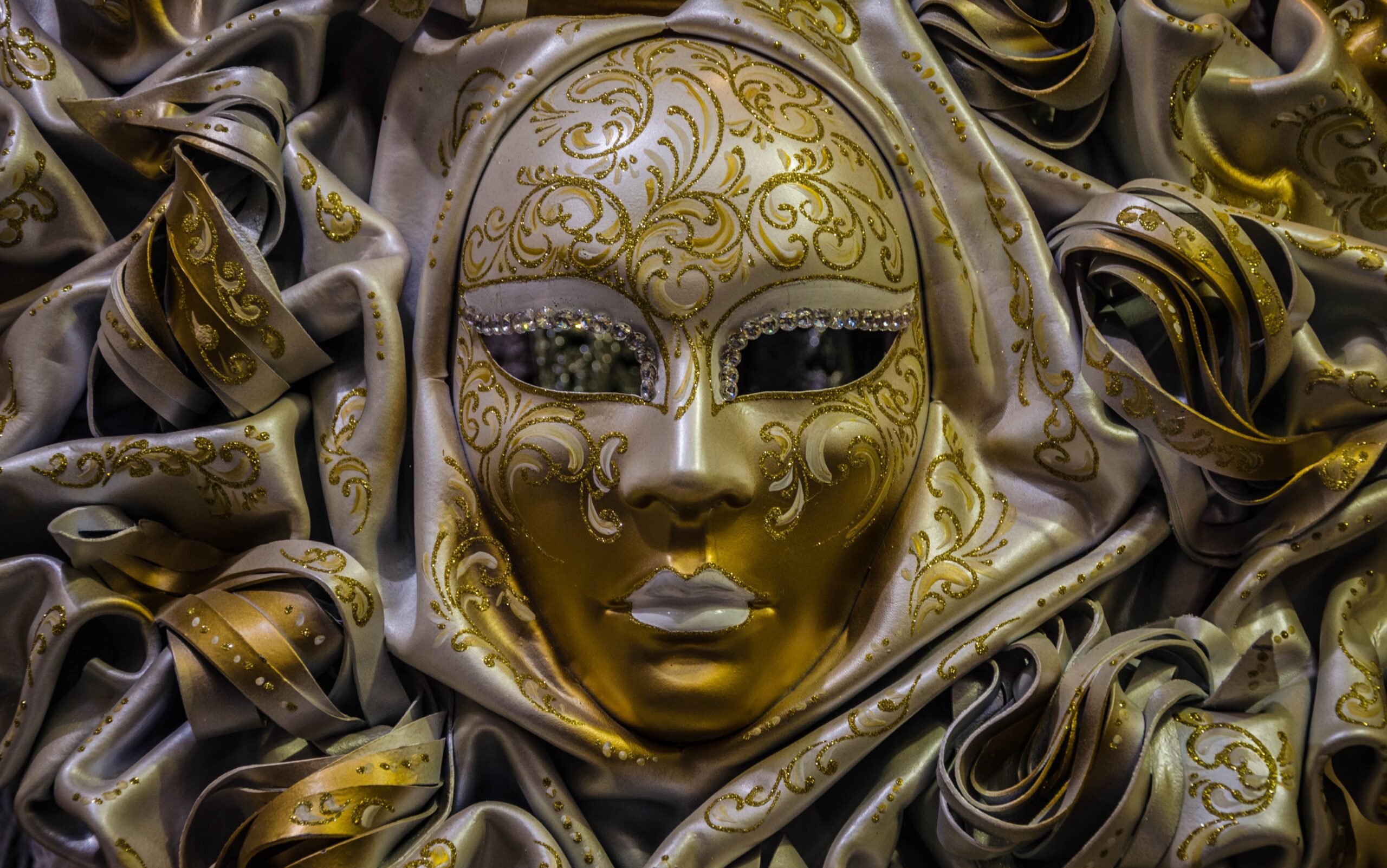 Bild på en guldig mask