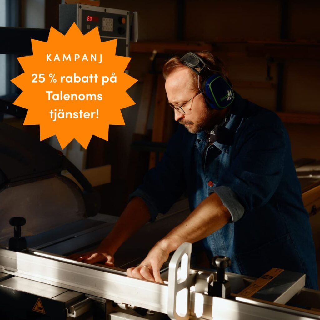 Man som jobbar vid arbetsbänk