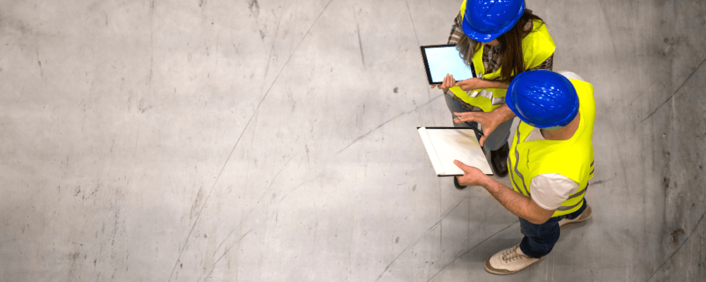 Två personer med hjälmar och surfplattor